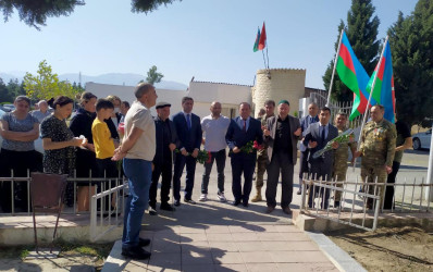 Vətən müharibəsi şəhidi baş-leytenant Niftəliyev Ceyhun Bahadur oğlunun məzarı və ailəsi ziyarət olunub