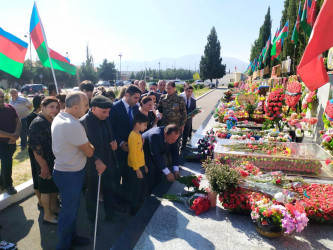 Vətən müharibəsi şəhidi baş-leytenant Niftəliyev Ceyhun Bahadur oğlunun məzarı və ailəsi ziyarət olunub