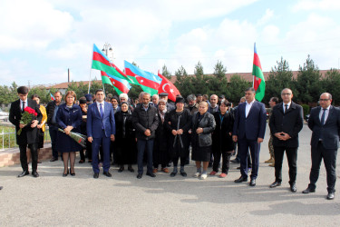 Göygöl  rayonundan hərbi xidmətə çağırılan şəhid Əliyev Üzeyir Sabir oğlunun məzarı və ailəsi ziyarət olunub