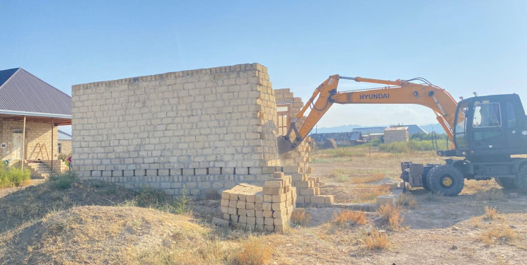 Bəhrambağ qəsəbəsində qanunsuz tikili sökülüb